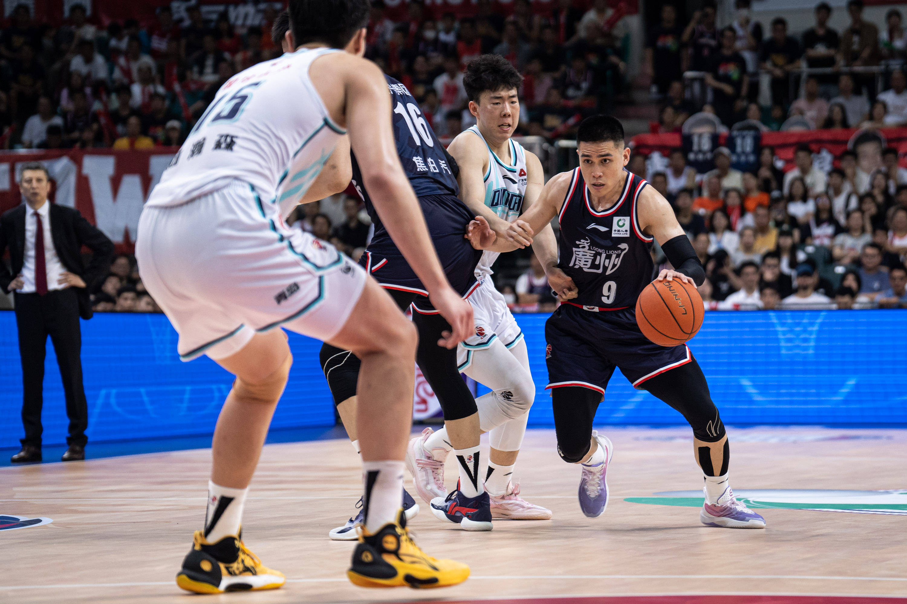 她不断利用 她不断利用